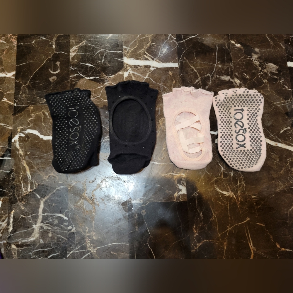 ToeSox Black and Light Pink Yoga Socks
